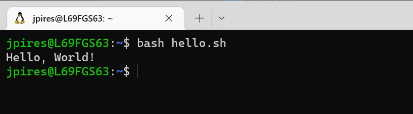 Execução do comando bash hello.sh mostrando o Output "Hello, World!"