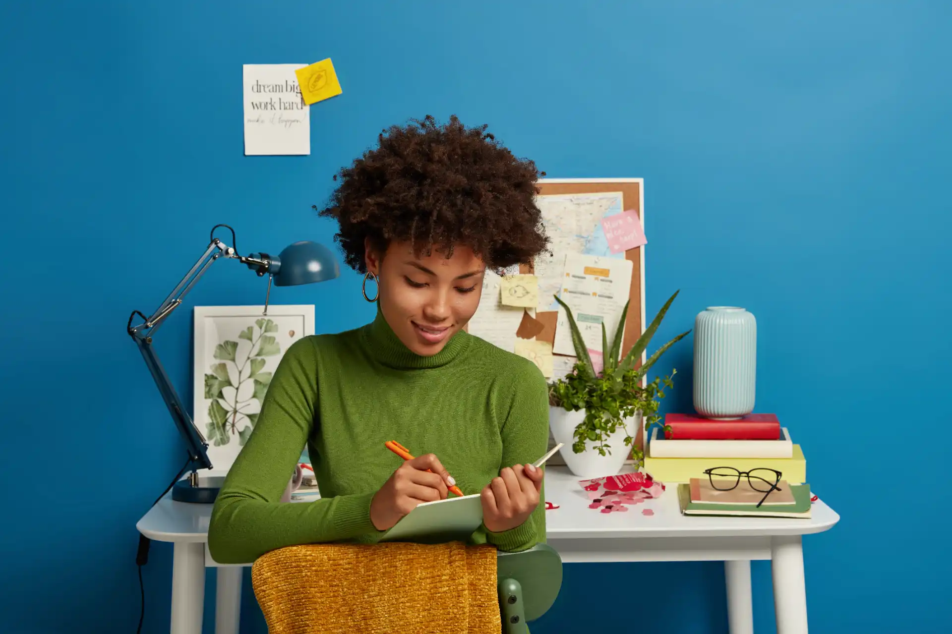 Jovem mulher estudando e anotando em caderno em um ambiente de estudo organizado, com cores vibrantes e decora&ccedil;&atilde;o moderna, ideal para quem busca dicas de estudo eficaz.