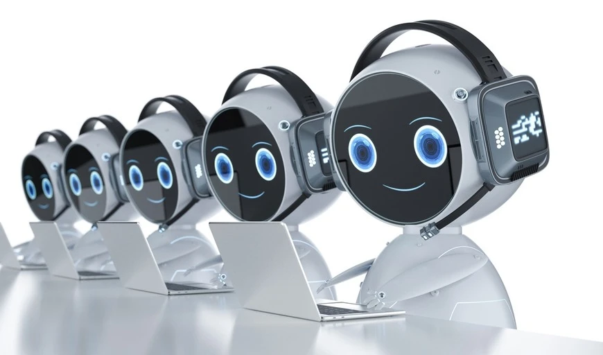 V&aacute;rios rob&ocirc;s com rostos sorridentes usando fones de ouvido e trabalhando em laptops, simbolizando intelig&ecirc;ncia artificial e tecnologia avan&ccedil;ada.