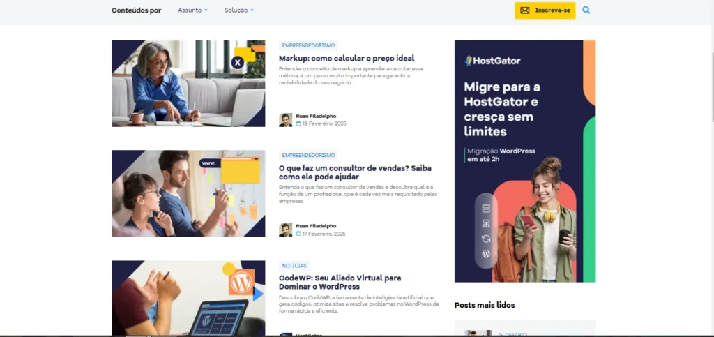 Imagem de uma página de site com layout de posts em colunas, mostrando cartões de conteúdo sobre empreendedorismo, consultoria de vendas e CodeWP, além de um anúncio lateral da HostGator.