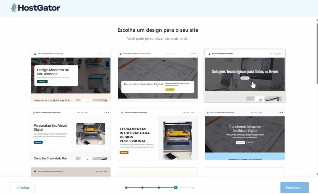 Tela do HostGator mostrando seleção de designs para o site, com opções de layouts em miniaturas e botão Próximo para avançar na configuração.